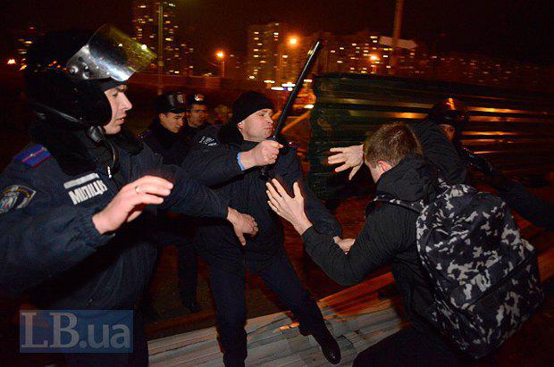 На скандальной стройке в Киеве милиция избила активистов и местных жителей. ФОТОрепортаж+ВИДЕО На скандальной стройке в Киеве милиция избила активистов и местных жителей. ФОТОрепортаж+ВИДЕО