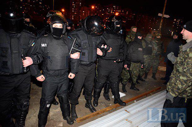 На скандальной стройке в Киеве милиция избила активистов и местных жителей. ФОТОрепортаж+ВИДЕО На скандальной стройке в Киеве милиция избила активистов и местных жителей. ФОТОрепортаж+ВИДЕО