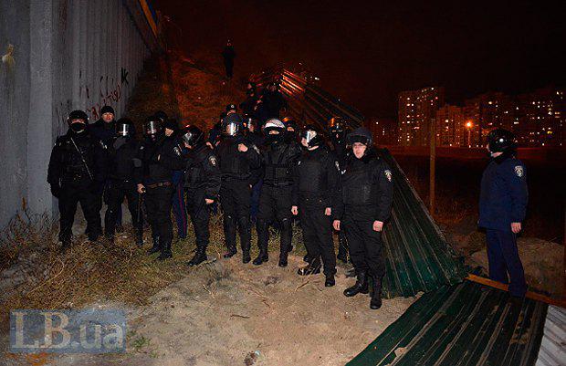 На скандальной стройке в Киеве милиция избила активистов и местных жителей. ФОТОрепортаж+ВИДЕО