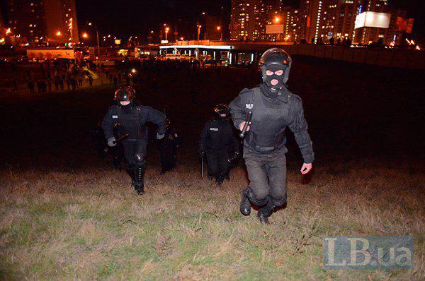 На скандальной стройке в Киеве милиция избила активистов и местных жителей. ФОТОрепортаж+ВИДЕО На скандальной стройке в Киеве милиция избила активистов и местных жителей. ФОТОрепортаж+ВИДЕО