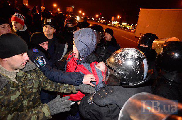На скандальной стройке в Киеве милиция избила активистов и местных жителей. ФОТОрепортаж+ВИДЕО На скандальной стройке в Киеве милиция избила активистов и местных жителей. ФОТОрепортаж+ВИДЕО