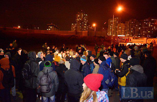 На скандальной стройке в Киеве милиция избила активистов и местных жителей. ФОТОрепортаж+ВИДЕО На скандальной стройке в Киеве милиция избила активистов и местных жителей. ФОТОрепортаж+ВИДЕО