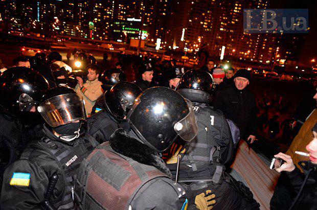 На скандальной стройке в Киеве милиция избила активистов и местных жителей. ФОТОрепортаж+ВИДЕО На скандальной стройке в Киеве милиция избила активистов и местных жителей. ФОТОрепортаж+ВИДЕО
