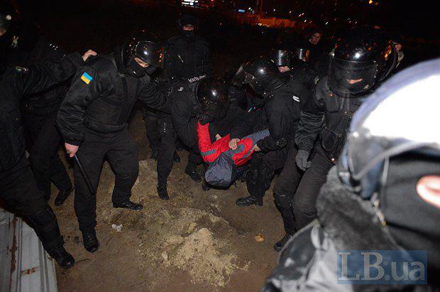 На скандальной стройке в Киеве милиция избила активистов и местных жителей. ФОТОрепортаж+ВИДЕО На скандальной стройке в Киеве милиция избила активистов и местных жителей. ФОТОрепортаж+ВИДЕО