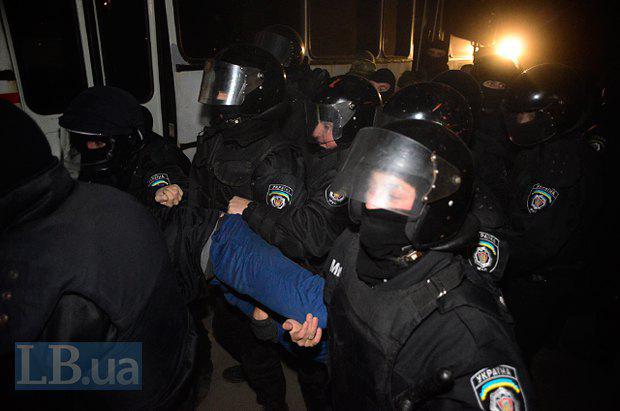 На скандальной стройке в Киеве милиция избила активистов и местных жителей. ФОТОрепортаж+ВИДЕО На скандальной стройке в Киеве милиция избила активистов и местных жителей. ФОТОрепортаж+ВИДЕО