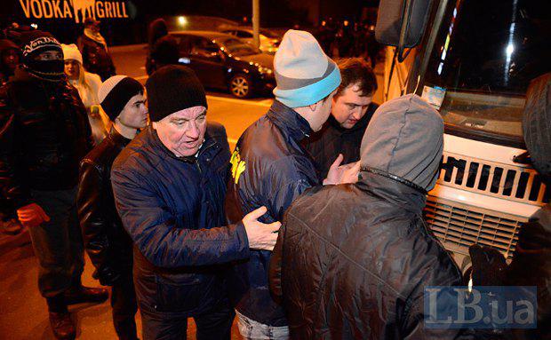 На скандальной стройке в Киеве милиция избила активистов и местных жителей. ФОТОрепортаж+ВИДЕО На скандальной стройке в Киеве милиция избила активистов и местных жителей. ФОТОрепортаж+ВИДЕО