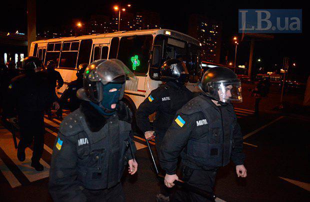 На скандальной стройке в Киеве милиция избила активистов и местных жителей. ФОТОрепортаж+ВИДЕО На скандальной стройке в Киеве милиция избила активистов и местных жителей. ФОТОрепортаж+ВИДЕО
