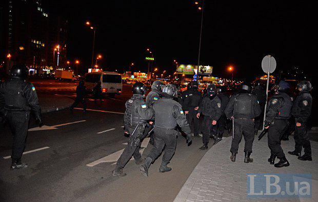 На скандальной стройке в Киеве милиция избила активистов и местных жителей. ФОТОрепортаж+ВИДЕО На скандальной стройке в Киеве милиция избила активистов и местных жителей. ФОТОрепортаж+ВИДЕО