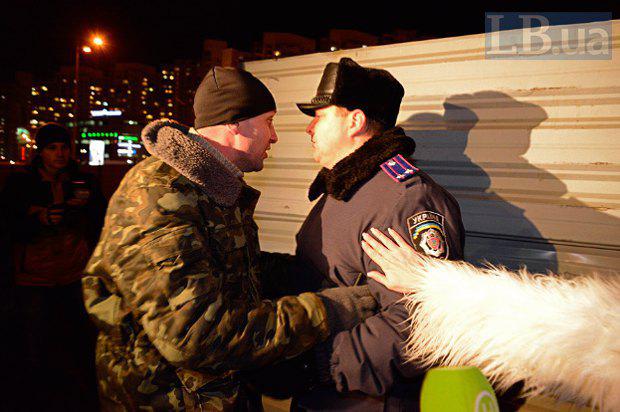 На скандальной стройке в Киеве милиция избила активистов и местных жителей. ФОТОрепортаж+ВИДЕО На скандальной стройке в Киеве милиция избила активистов и местных жителей. ФОТОрепортаж+ВИДЕО