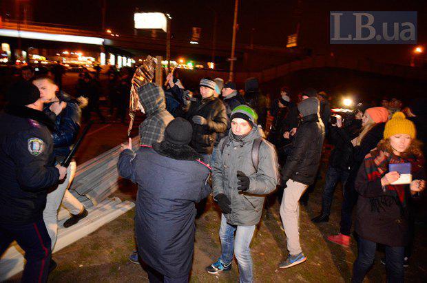 На скандальной стройке в Киеве милиция избила активистов и местных жителей. ФОТОрепортаж+ВИДЕО На скандальной стройке в Киеве милиция избила активистов и местных жителей. ФОТОрепортаж+ВИДЕО