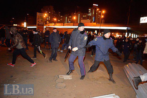 На скандальной стройке в Киеве милиция избила активистов и местных жителей. ФОТОрепортаж+ВИДЕО На скандальной стройке в Киеве милиция избила активистов и местных жителей. ФОТОрепортаж+ВИДЕО