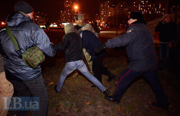 На скандальной стройке в Киеве милиция избила активистов и местных жителей. ФОТОрепортаж+ВИДЕО На скандальной стройке в Киеве милиция избила активистов и местных жителей. ФОТОрепортаж+ВИДЕО