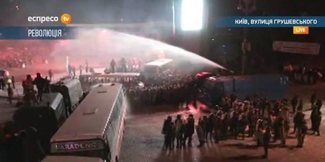 Милиция попыталась разогнать демонстрантов водометом: Скорая забрала с десяток раненых. Милиция попыталась разогнать демонстрантов водометом: Скорая забрала с десяток раненых.