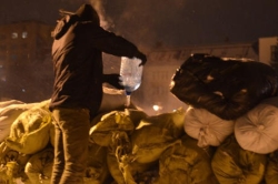 Ровно: активисты штурмуют ОГА и возводят баррикады. ФОТОрепортаж+ВИДЕО