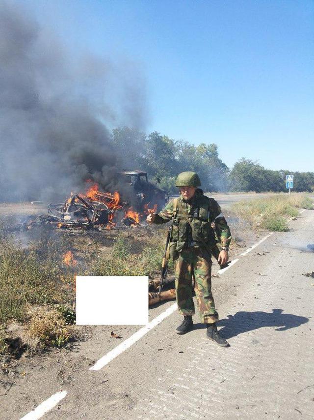 На фоне искалеченных тел украинских воинов фотографировался Алексей Мильчаков - маньяк-фашист из Петербурга. ФОТОрепортаж