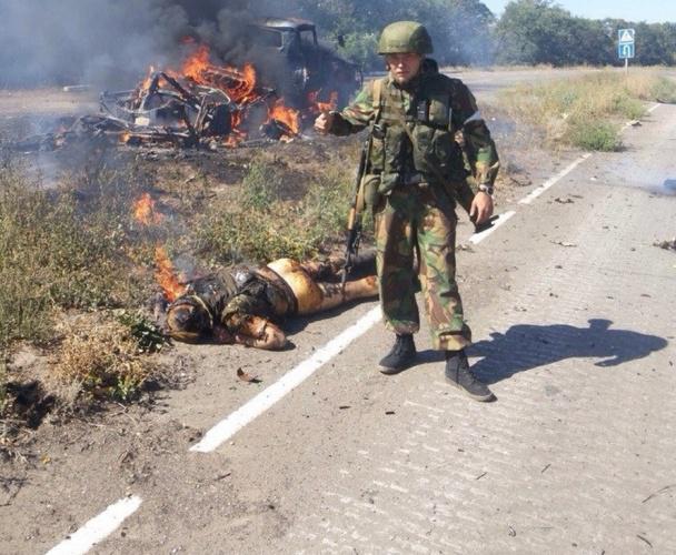 Спецназ РФ фотографируется на фоне искалеченных тел украинских воинов и топчется по украинскому флагу. ФОТОрепортаж Спецназ РФ фотографируется на фоне искалеченных тел украинских воинов и топчется по украинскому флагу. ФОТОрепортаж