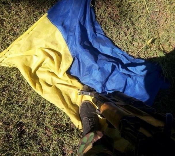 Спецназ РФ фотографируется на фоне искалеченных тел украинских воинов и топчется по украинскому флагу. ФОТОрепортаж Спецназ РФ фотографируется на фоне искалеченных тел украинских воинов и топчется по украинскому флагу. ФОТОрепортаж