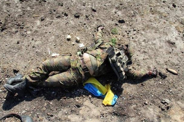 Спецназ РФ фотографируется на фоне искалеченных тел украинских воинов и топчется по украинскому флагу. ФОТОрепортаж Спецназ РФ фотографируется на фоне искалеченных тел украинских воинов и топчется по украинскому флагу. ФОТОрепортаж