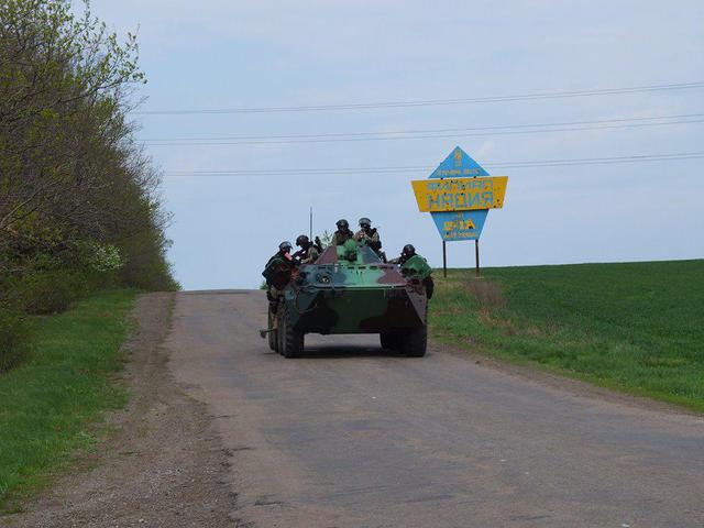 Штурм Славянска: 5 террористов уничтожено, снесены блок-посты. ФОТОрепортаж+ВИДЕО Штурм Славянска: 5 террористов уничтожено, снесены блок-посты. ФОТОрепортаж+ВИДЕО