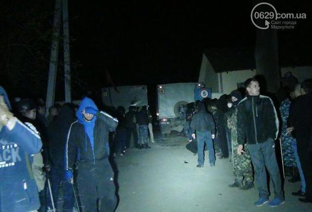 Штурм воинской части в Мариуполе: боевики ранили случайных прохожих. ФОТОрепортаж+ВИДЕО Штурм воинской части в Мариуполе: боевики ранили случайных прохожих. ФОТОрепортаж+ВИДЕО
