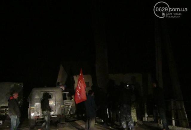 Штурм воинской части в Мариуполе: боевики ранили случайных прохожих. ФОТОрепортаж+ВИДЕО Штурм воинской части в Мариуполе: боевики ранили случайных прохожих. ФОТОрепортаж+ВИДЕО