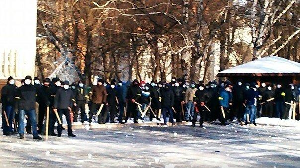 Титушки под прикрытием милиционеров разгромили 30 машин скорой помощи Титушки под прикрытием милиционеров разгромили 30 машин скорой помощи