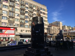 Вместо памятнику Ленину поставили Золотой Уитаз