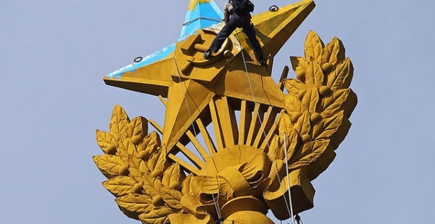 Россия переквалифицировала дело об украинском флаге над московской высоткой: Подозреваемым светит до 7 лет тюрьмы Россия переквалифицировала дело об украинском флаге над московской высоткой: Подозреваемым светит до 7 лет тюрьмы