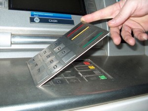 Как воруют деньги с пластиковых карт (8 способов) Как воруют деньги с пластиковых карт (8 способов)