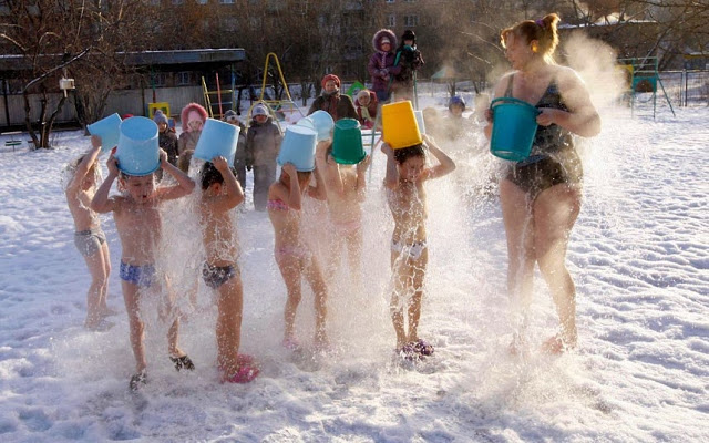 Обливание холодной водой Обливание холодной водой