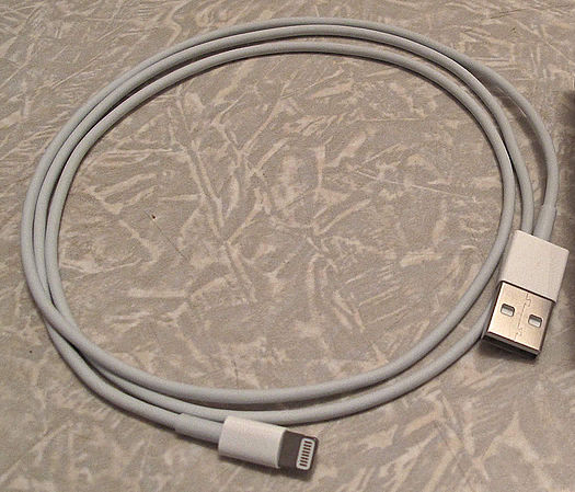 Кабель, позволяющий подключать устройства с Apple Lightning к компьютерам с USB-интерфейсом (MD818) Кабель, позволяющий подключать устройства с Apple Lightning к компьютерам с USB-интерфейсом (MD818)