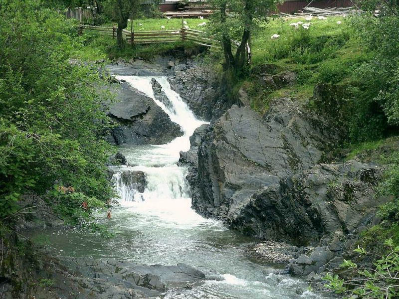 Каскадный водопад Сучавский Гук, Шепот - Все водопады Украины: 40+ красивейших водопадов Украины (фото) Каскадный водопад Сучавский Гук, Шепот - ТОП водопадов Украины
