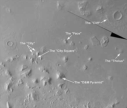 Фотография великих пирамид на Марсе.