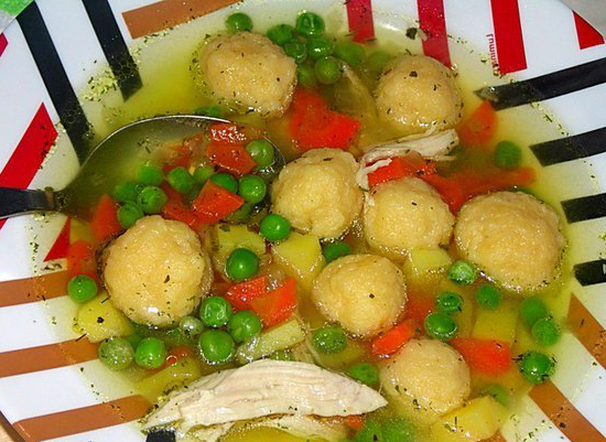 Куриный суп с сырными клёцками и зелёным горошком Куриный суп с сырными клёцками и зелёным горошком