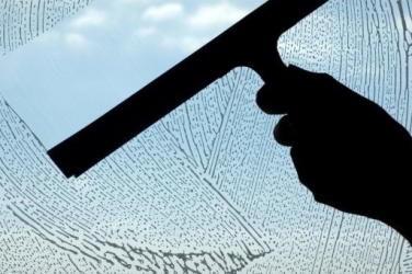 За два часа вымыл окна в двух квартирах и заработал 200 гривен За два часа вымыл окна в двух квартирах и заработал 200 гривен